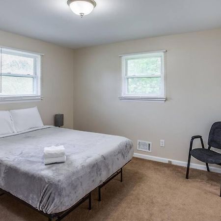 {Quiet Suburban Ranch Hot Tub} Mins Arpt/Rit/Dwnt Apartment Rochester Exterior photo