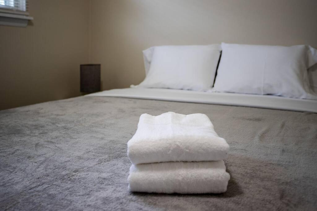 {Quiet Suburban Ranch Hot Tub} Mins Arpt/Rit/Dwnt Apartment Rochester Exterior photo