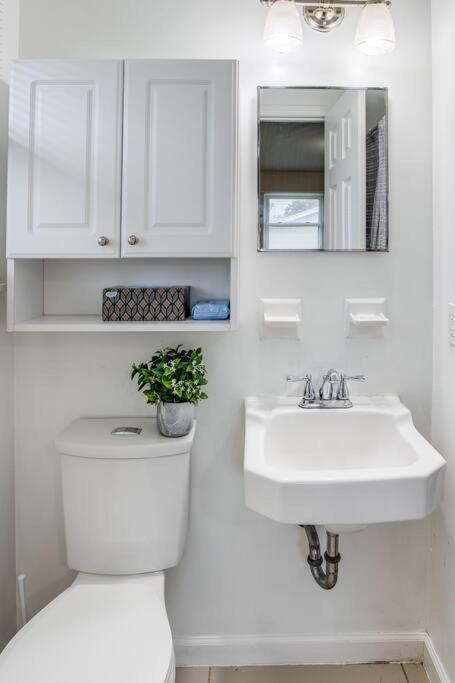 {Quiet Suburban Ranch Hot Tub} Mins Arpt/Rit/Dwnt Apartment Rochester Exterior photo