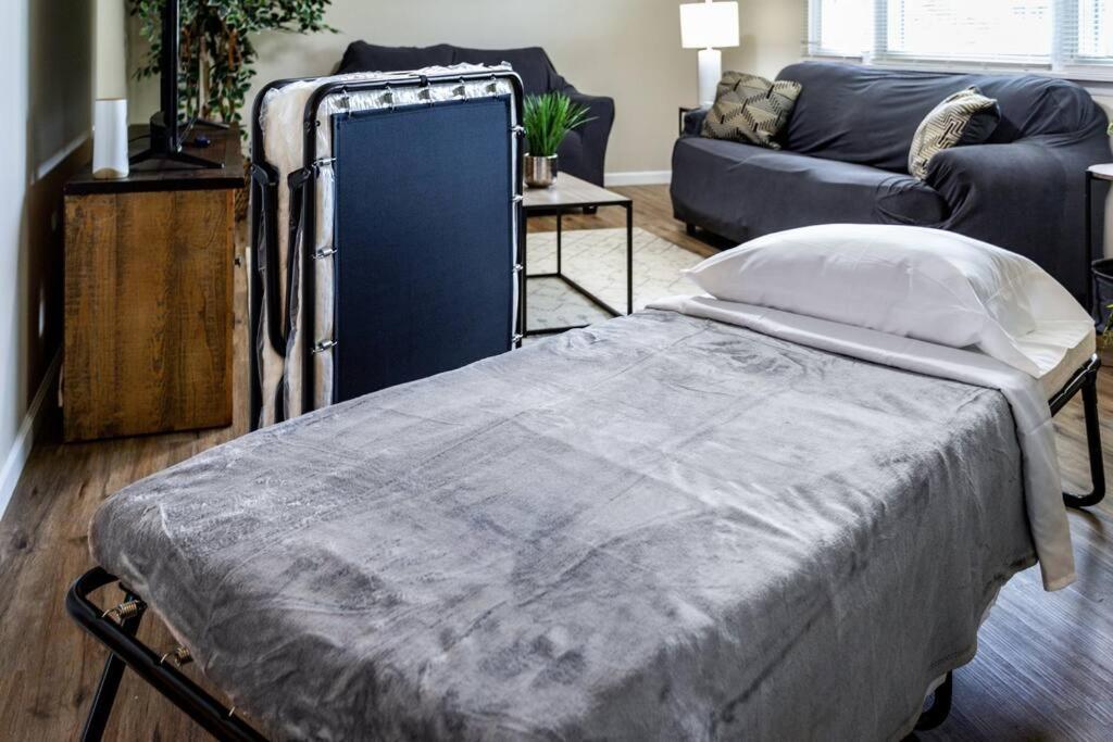 {Quiet Suburban Ranch Hot Tub} Mins Arpt/Rit/Dwnt Apartment Rochester Exterior photo